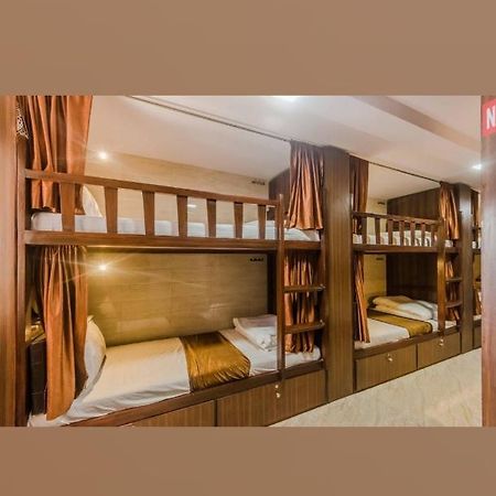 Awesome Dormitory Male Only Мумбаї Екстер'єр фото